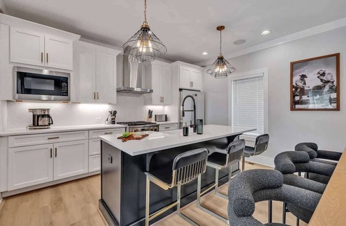 Berry Hill House | Bass - Mins to Broadway & 12 S- Gr8 Walking locat!