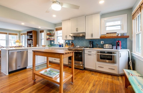 Annapolis Cottage | Beachfront Home Minutes to Downtown Annapolis w Parking & Dog-Friendly