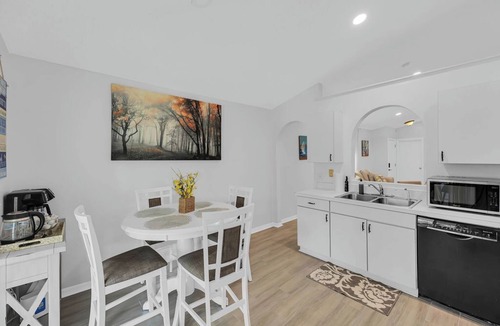 Sandalwood House | Beautiful relaxing and Spacious 3 bedroom 2 bathhouse close to the beach,
