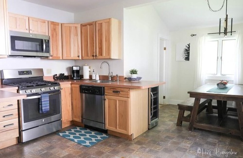 Ludlow House | Beautiful Village Home, Short Walk to Restaurants, Shops, On Shuttle Route