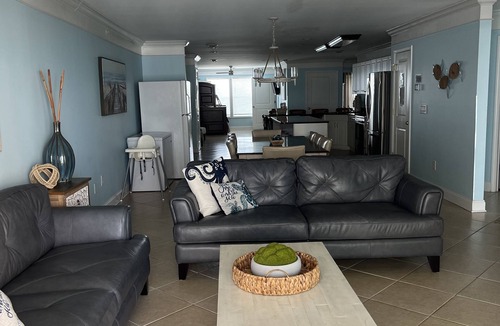 Crescent Beach Villa | Big LUXURY Penthouse villa with stocked kitchen,WiFi Pool/Hot tub,comfy beds.