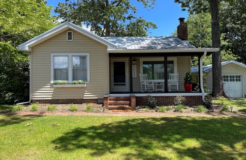 Sylvan Heights Cottage | Blue Ridge Retreat - Peaceful Cottage within easy reach - 1 mile to Downtown.n