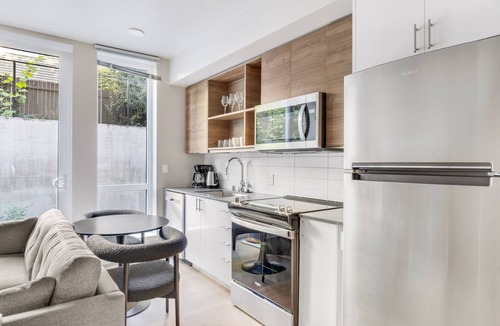 West Queen Anne Apartment | Blueground | West Queen Anne, balcony, nr Kerry Park