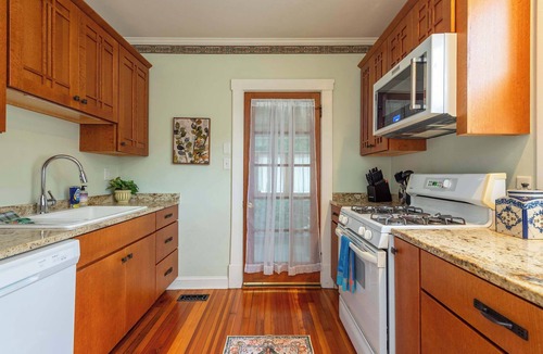 Kenilworth House | Bohemian Paradise | Near Downtown | Monthly Stays!