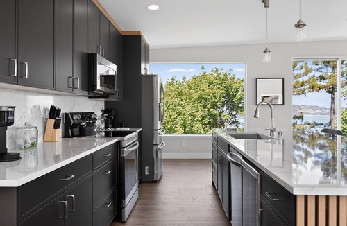 North Admiral House | Breathtaking Sunset~ Luxury Living~ ADU ~ AC ~ Parking