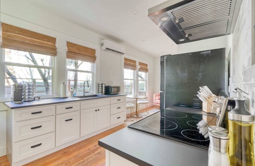 Uptown Apartment | Bright 1BR - Walk to Coffee, Food & Shopping
