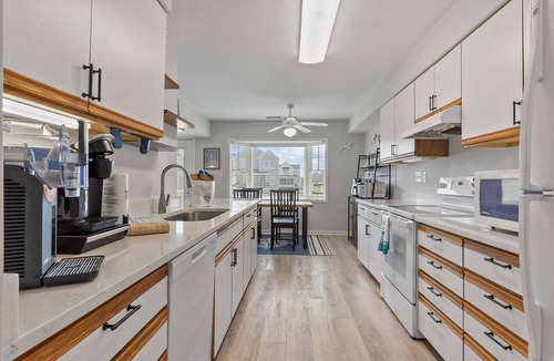 Buxton House | Bright Buxton townhouse with pool access, fast WiFi, AC, W/D & ocean views