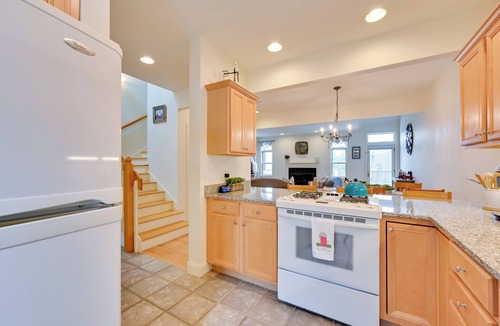 West Hartford Condo | Bright Condo w/Community Perks: Near Ski Quechee!