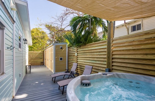 Key West Historic District House | ~Butterfly Cottage~ Enjoy a hot tub, gourmet kitchen, and 2 king ensuites.