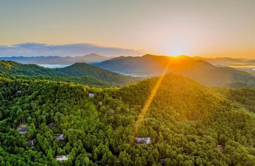 Maggie Valley House | Cabin At Maggie Valley Golf Club, Hot Tub, Firepit