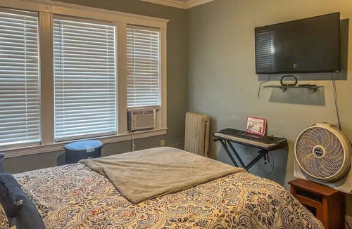 Chelsea House | Casa Castor - Private Room with Shared Bathroom 2