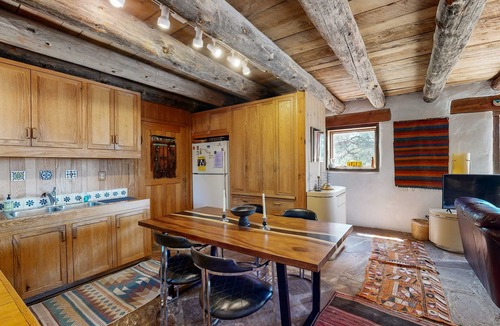 Canoncito House | Casa de las Piedras - Pueblo Style, Hike, Views