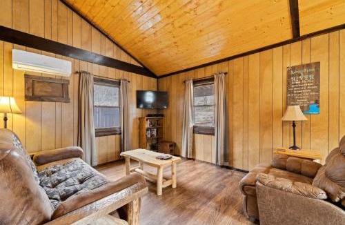 Dillsboro House | Cast Away - Riverfront Cabin, Mountain Views, Fishing, and Hiking!