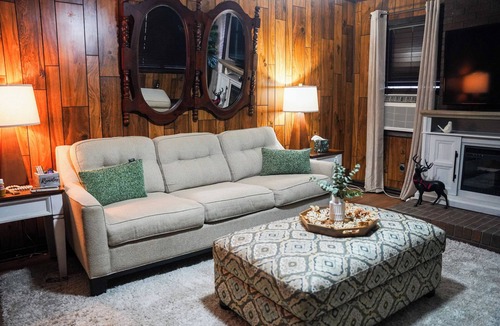 Lincoln House | Charming 2-bedroom house with WiFi, AC in peaceful Lincoln