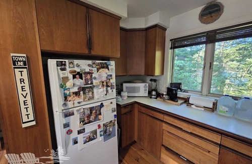 Boothbay House | Charming 3-bedroom cabin in Boothbay with waterfront views and outdoor dining.