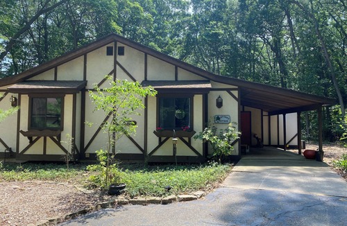 Saugatuck Cottage | Charming 3-bedroom cottage with AC in marvelous Saugatuck close to trails
