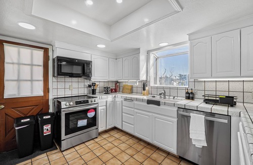 Avalon House | Charming 3-bedroom house in lovely South San Francisco with WiFi, AC