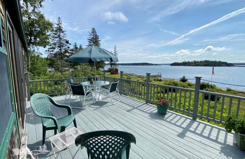 Isle of Springs Cottage | Charming 3BR cottage with king bed and two twin rooms in Southport.