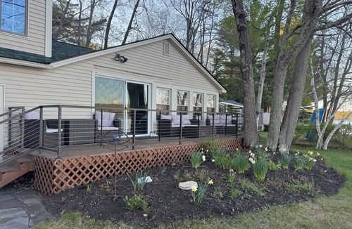 Raymond Cottage | Charming 4-bedroom cottage with AC, WiFi on Little Sebago Lake waterfront