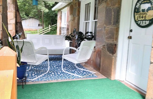 Franklin House | Charming 5-bedroom vintage farmhouse in beautiful Franklin, NC.
