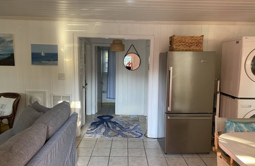 Long Beach Cottage | Charming artist’s cottage near the beach, large lot with beautiful oaks