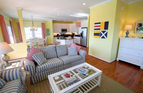 Holden Beach House | Charming Cabin Getaway with Lovely Views near Raleigh, North Carolina