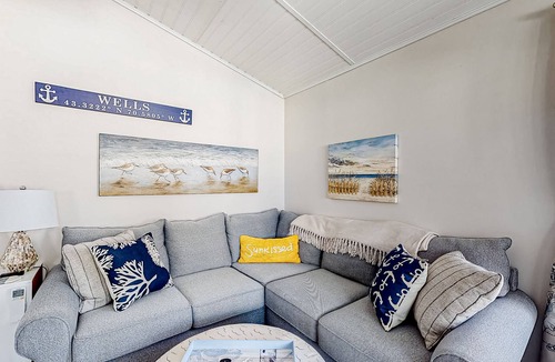 Wells Cottage | Charming coastal cottage with free WiFi, screened porch, shared pool & hot tub