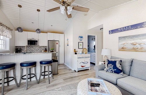 Wells Cottage | Charming coastal cottage with free WiFi, screened porch, shared pool & hot tub