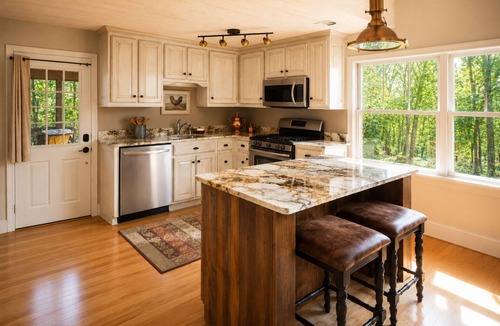 Highlands Cabin | Charming Dog Friendly | Near Downtown Highlands | Screened Porch | Sleeps 4