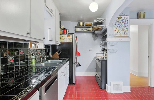 Wallingford House | Charming Green Lake Craftsman – Hot Tub, AC, Dog Friendly, Walk to Lake & C.
