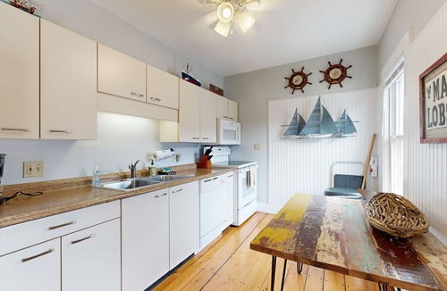 Boothbay Harbor House | Charming, historic cottage with modern upgrades - stroll to dining & attractions