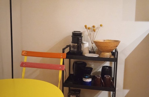Columbia City Apartment | Charming pet friendly apartment close to cafes and park in delightful Seattle