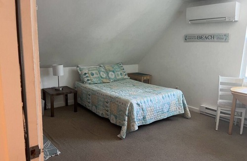Old Orchard Beach Bed & Breakfast | Charming Top-Floor Queen Room with Sloped Ceilings, Walk to the Beach