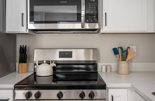 Tigard House | Chiquita Bonita | Brand New, Stylish & Spotless, Pet Friendly, Walk to Park, Minutes from Downtown