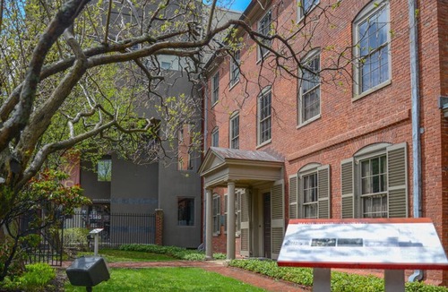 Old Port House | Classic Comfort in the Heart of the City | 2 Units w/Pool & Breakfast