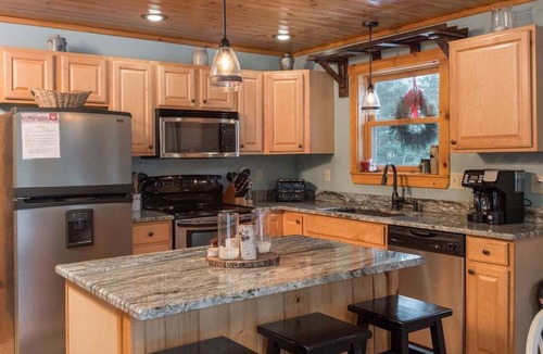 Bethel Ski Chalet | Classic Maine Chalet w/Fireplace Near Skiing