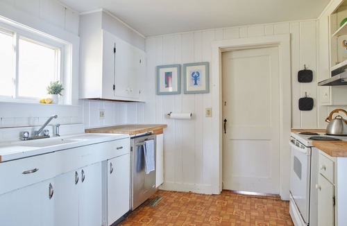 Tenants Harbor Cottage | Classic Maine Coastal Retreat! Magnificent Water Views + Dog Friendly