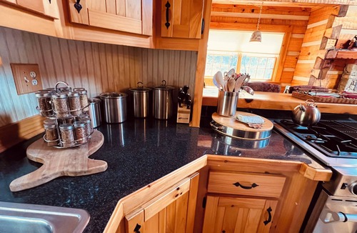 Cherokee Cabin | CLEAN Waterfall river cabin min to town