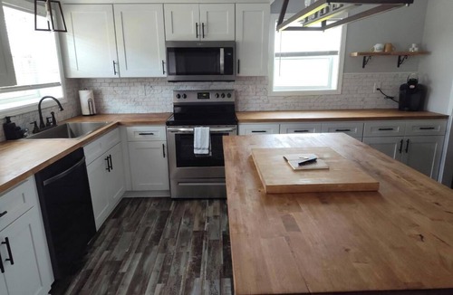 Albertville House | Close to Lake G’VILLE 3-BR house with AC, BOAT BARN-24’x48’, WiFi in Albertville
