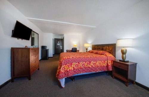 Powellhurst-Gilbert Hotel | Comfortable Budget Lodging Near Crystal Springs Lake - 4.3 miles away