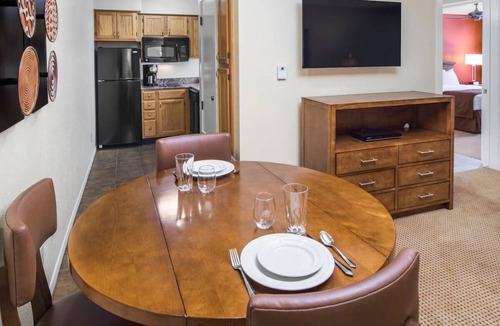 Northeast Santa Fe Hotel | Comfortable Suite Ideal for Exploring Downtown Santa Fe – Walkable Locale