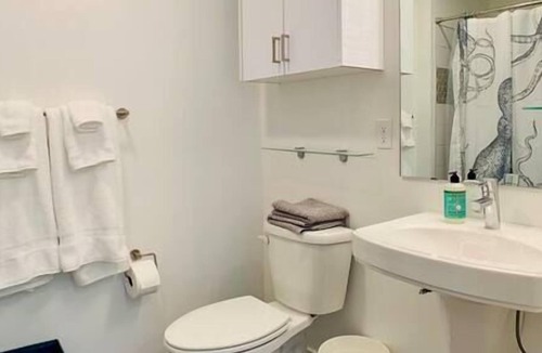 Roosevelt Apartment | Corner unit studio with natural light and premium amenities for a very comfortable quick stay.