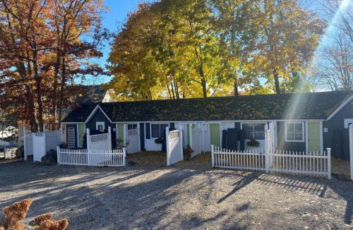 Wolfeboro Apartment | Cottage 10 - King Bed Child Loft w Twin Private Bath Kitchenette Pets Allowed Fee applies