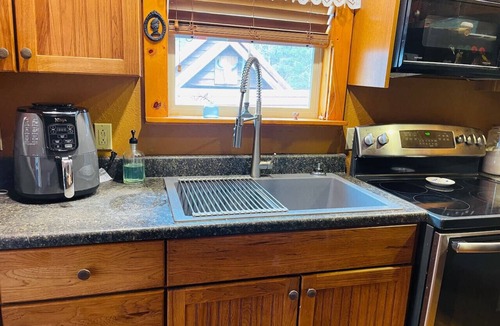 Newport Cabin | Cozy 2-bedroom cabin with hottub in welcoming Newport with AC, WiFi