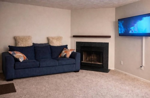 Newport News Condo | Cozy 2 - bedroom condo in charming Newport News with AC