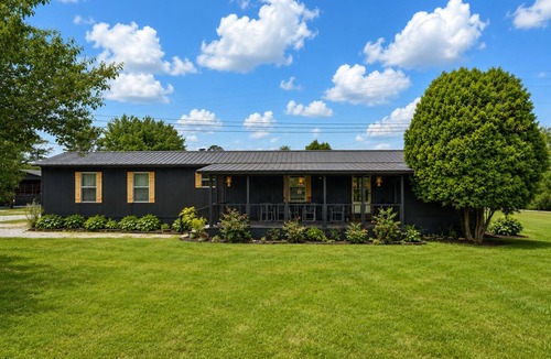 Sequatchie House | Cozy basecamp minutes from waterfalls, hiking and climbing