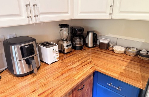 Bayview House | Cozy Beach Cottage - Oceanview Walk To The Beach & Pet Friendly