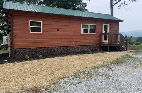 Hendersonville Cabin | Cozy cabin with spectacular Mountain Views!
