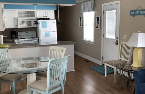 Crescent Beach House | Cozy Cottage with a pool near the Beach! Summer Prices Just Reduced!