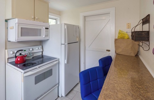 Old Town Cabin | Cozy Cottage with Private Hot Tub, Tranquil Garden & Parking - Dogs OK